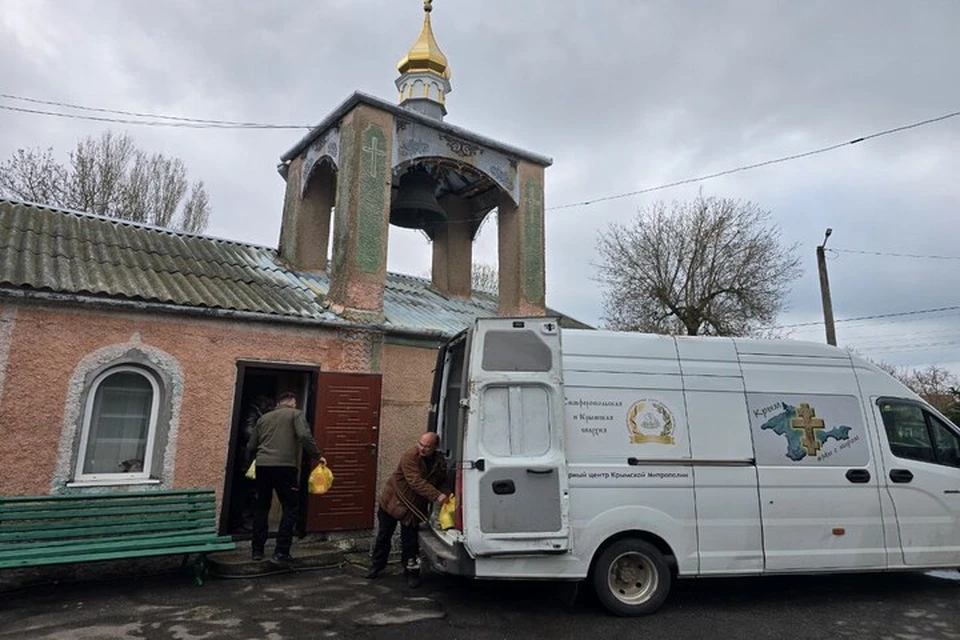Продуктовые и бытовые наборы поступили в Скадовск по церковной линии из Крыма. Фото: Специальный гуманитарный центр Крымской митрополии