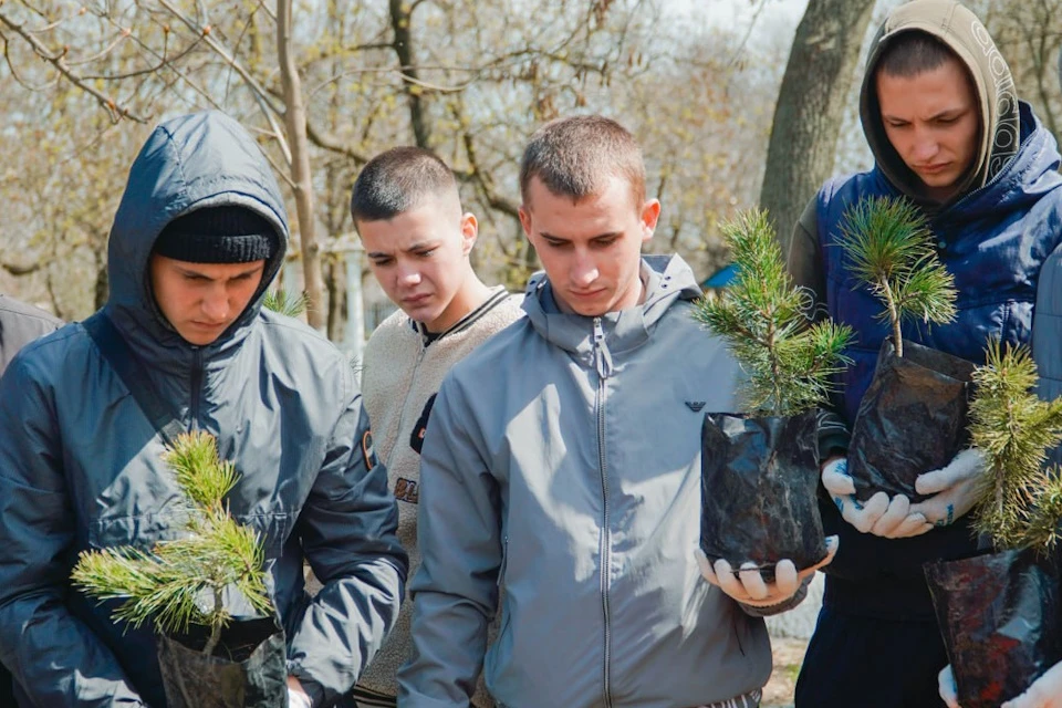 В Геническе высадили «Семейный лес» Фото: минмол ХО