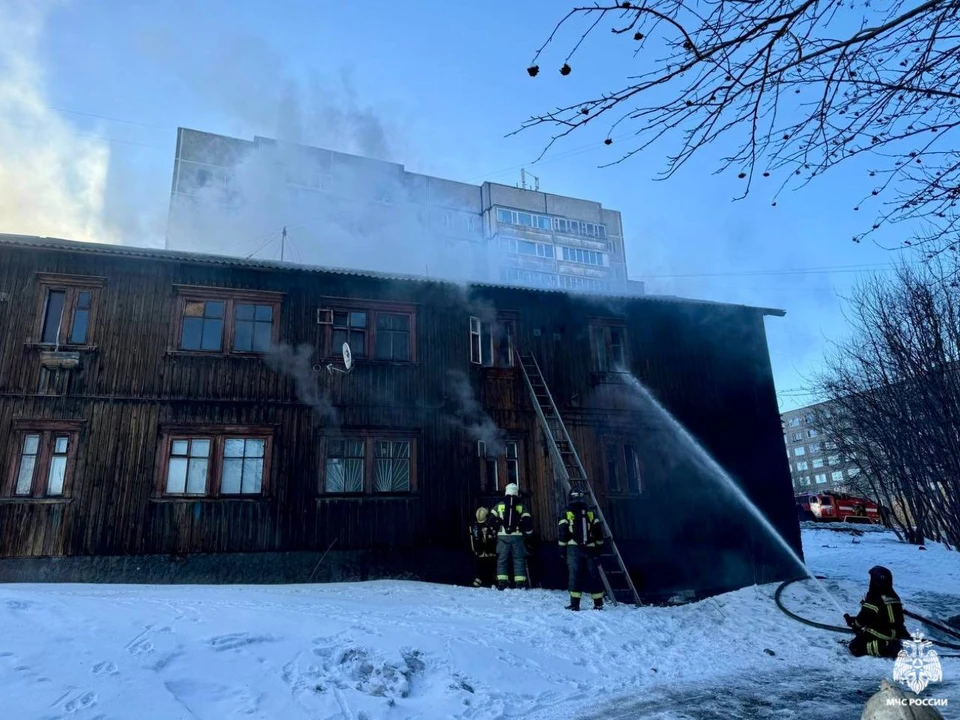 Огонь распространился на оба этажа деревянного дома. Фото: МЧС России по Мурманской области