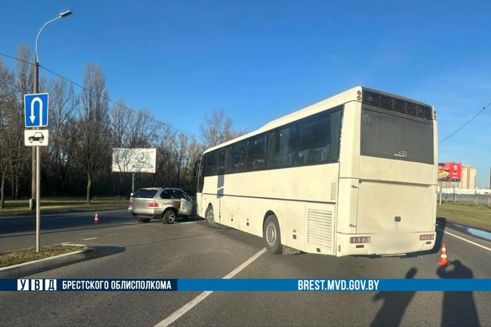 Жесткое ДТП с автобусом с 36 пассажирами и BMW случилось в Бресте. Фото: телеграм-канал УВД Брестского облисполкома