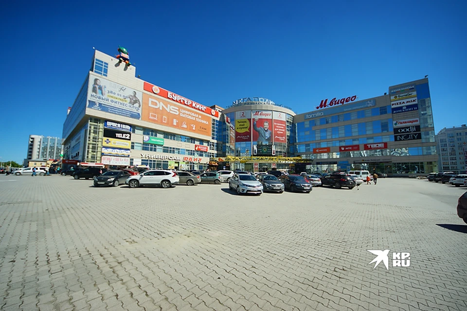 Спецтехнику для сноса киоска не пускали на парковку ТЦ