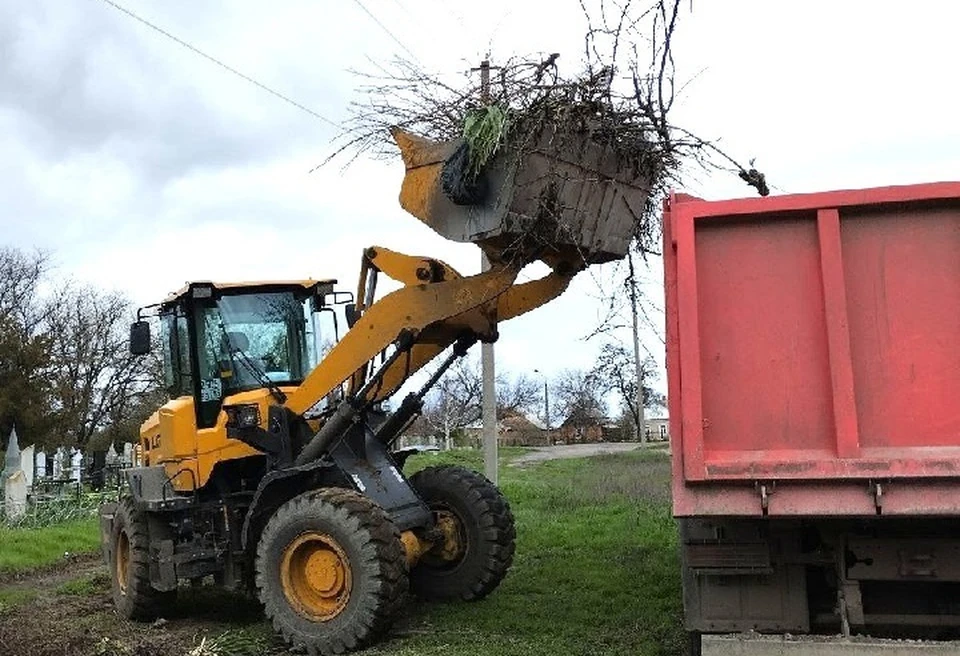 В Токмаке наводят порядок на городских кладбищах. ФОТО: администрация Токмакского округа