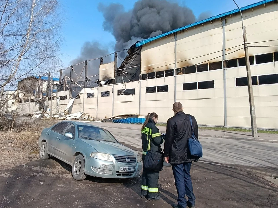 К 11:07 пожар удалось локализовать.