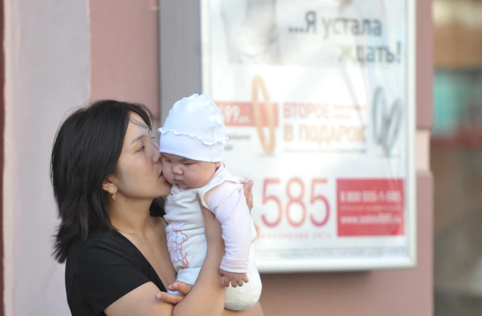 Судебные приставы наложили арест на имущество должника в его квартире