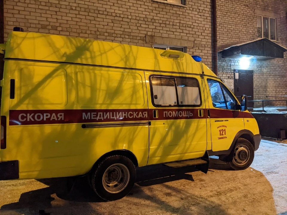 Водитель легковушки погиб под КАМАЗом на тюменской трассе.