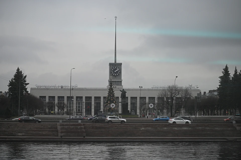 Памятник Ленину помыли у Финляндского вокзала.