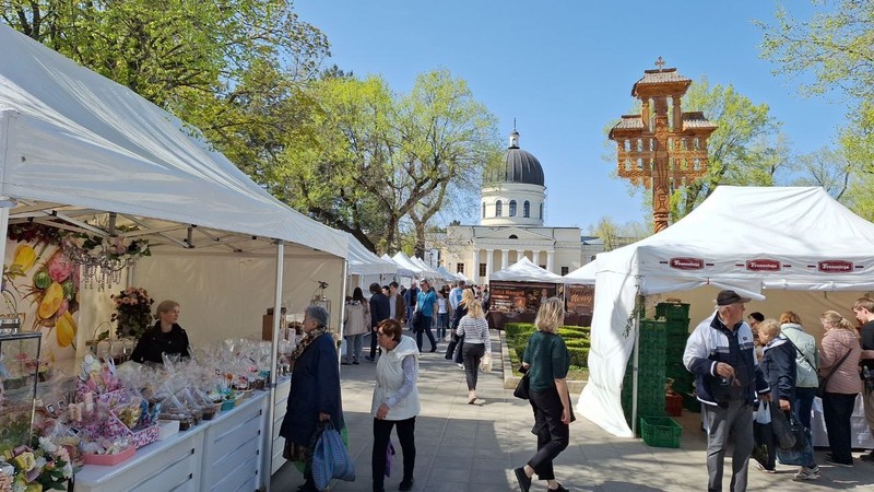 Пасхальная ярмарка на площади Кафедрального собора «Рождество Христово» работает до 19 апреля.