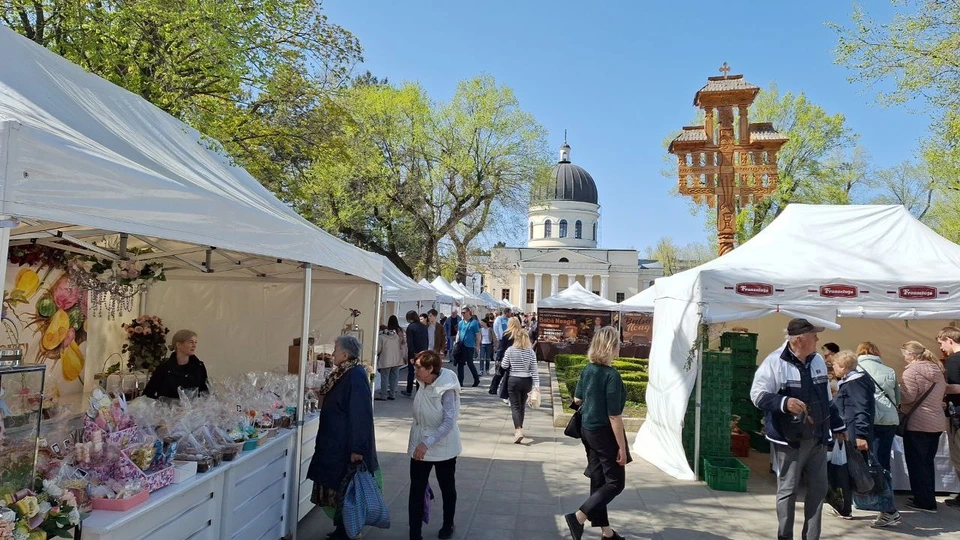 Пасхальная ярмарка на площади Кафедрального собора «Рождество Христово» работает до 19 апреля.