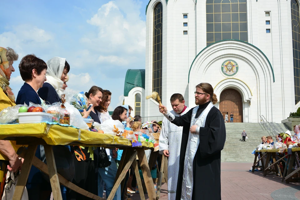 Возле Кафедрального Собора Христа Спасителя по традиции поставят столы, к которым будут выходить священнослужители.