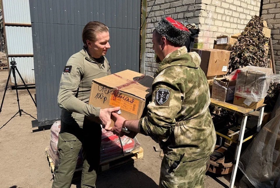 Депутат Сергей Соколов (слева) доставил воинам в зону СВО более 1000 пасхальных куличей и 20 тонн продуктов и медикаментов. Фото: из архива Сергея Соколова