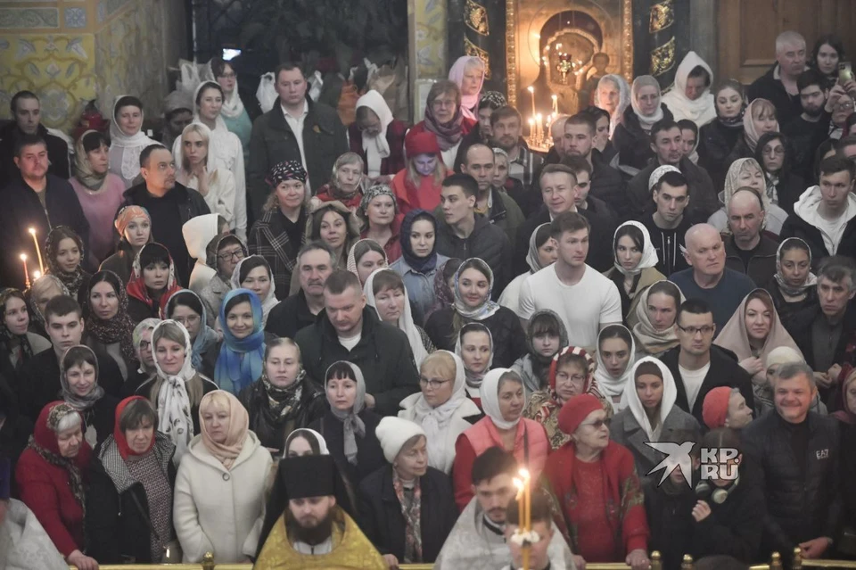 Сотни людей собрались в соборе на службу в честь Пасхи