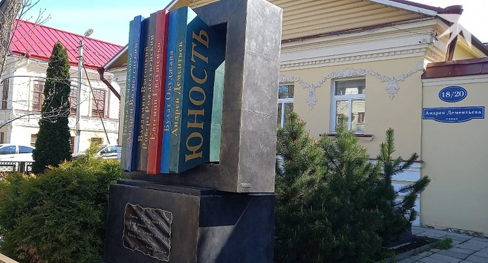 "Книжная полка" у Дома поэзии. Фото: КРУТОВА Юлия