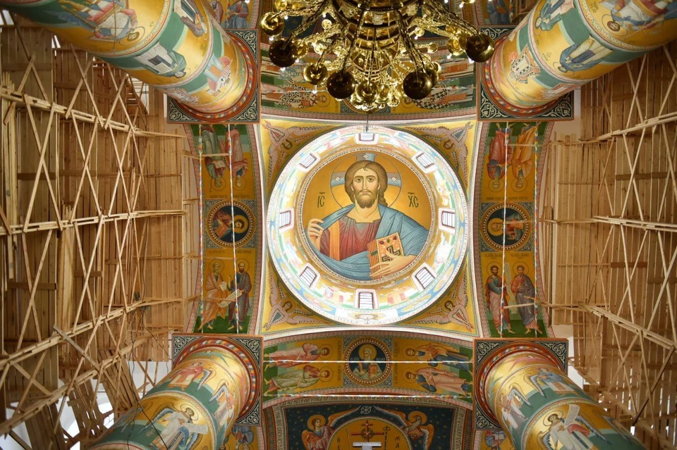 Его самое известное произведение — скульптурная композиция «Троица» — встречает посетителей у входа в Успенский собор