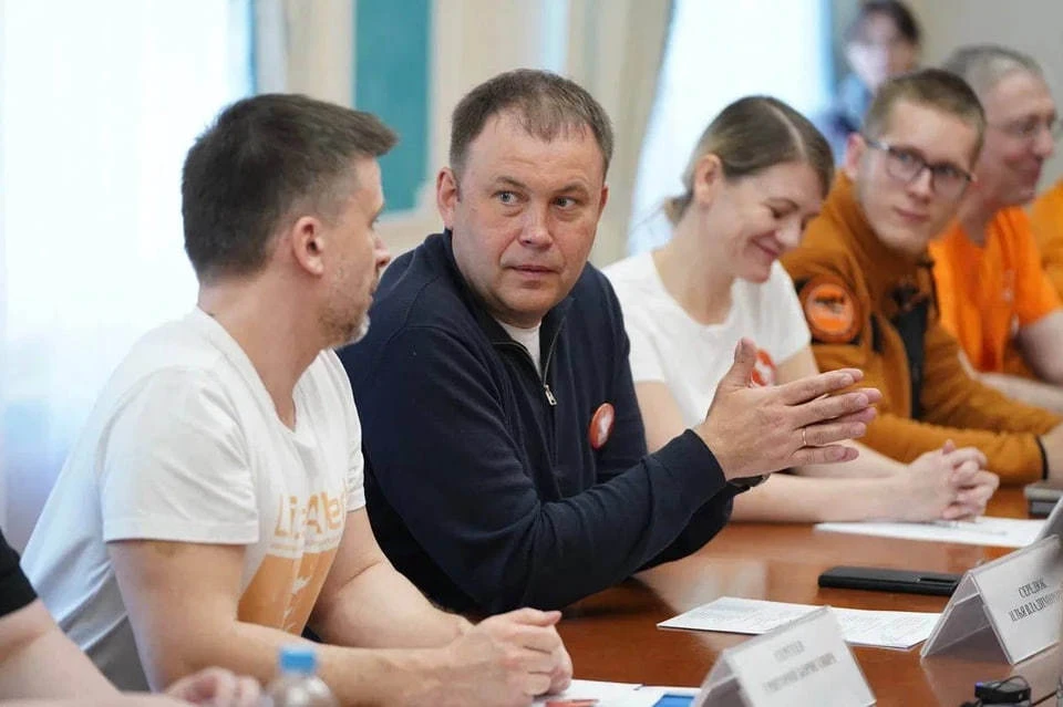 Губернатор обсудил с ребятами проблемы, которые возникают при проведении поисковых работ и вопросы взаимодействия с властями.