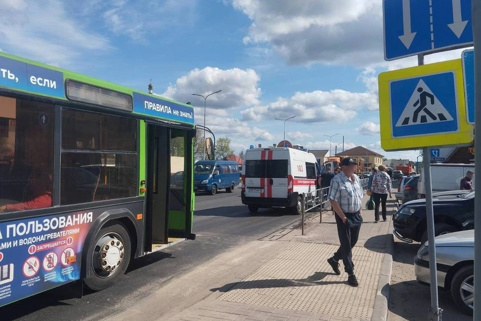 Три человека попали в больницу из-за резкого торможения пассажирского автобуса в Молодечно. Фото: телеграм-канал УВД Миноблисполкома