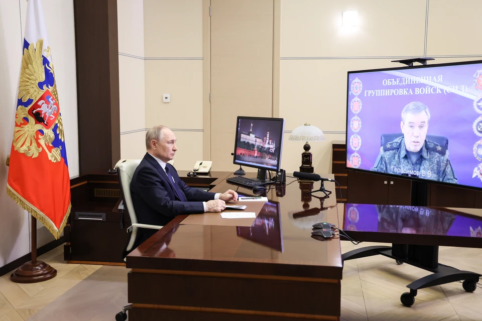 Президент РФ Владимир Путин в Кремле получает доклад по видеосвязи от начальника Генштаба ВС РФ Валерия Герасимова о завершении операции по освобождению Курской области. Фото: Александр Казаков/ТАСС.