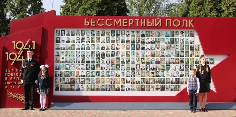 250 фото героев: в липецком селе Красное открыли памятный знак «Бессмертный полк»