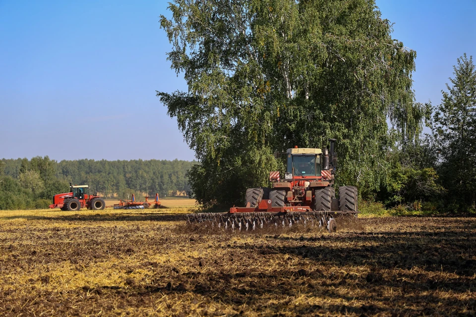 В весенних полевых работах задействуют 7785 тракторов.