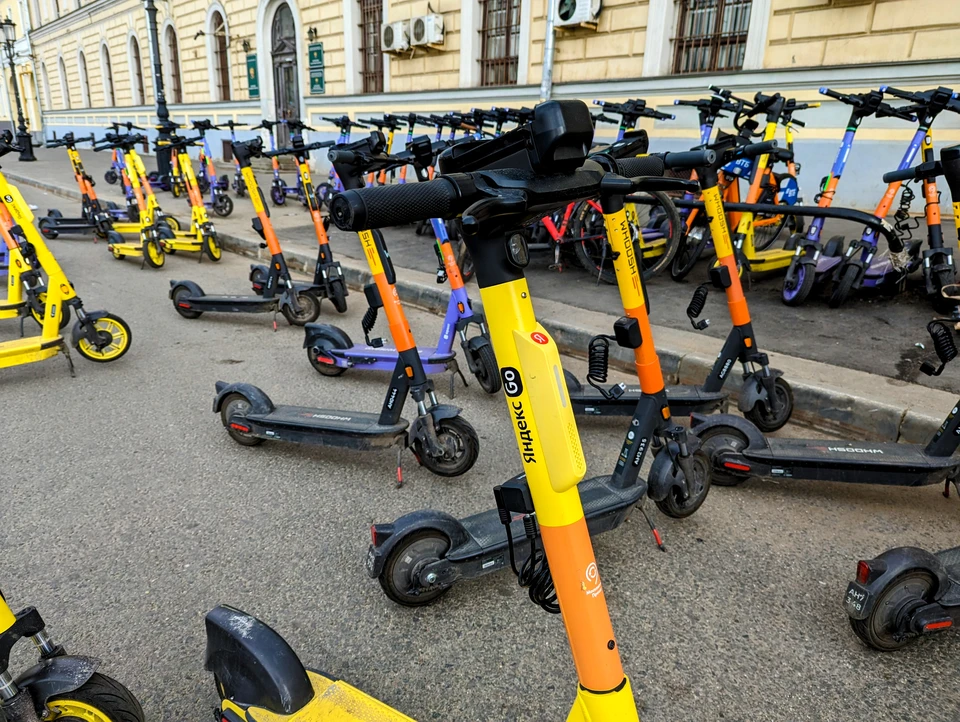 Парень катался на самокате.
