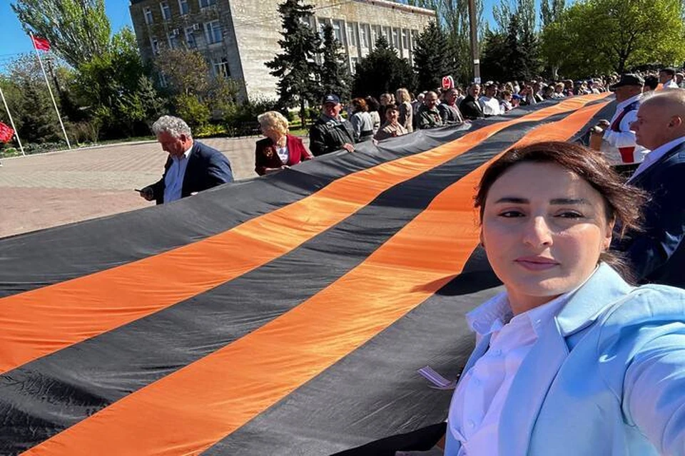 В Каланчак приехала 84-метровая георгиевская «Лента Победы». Фото: региональное отделение партии «Единая Россия»