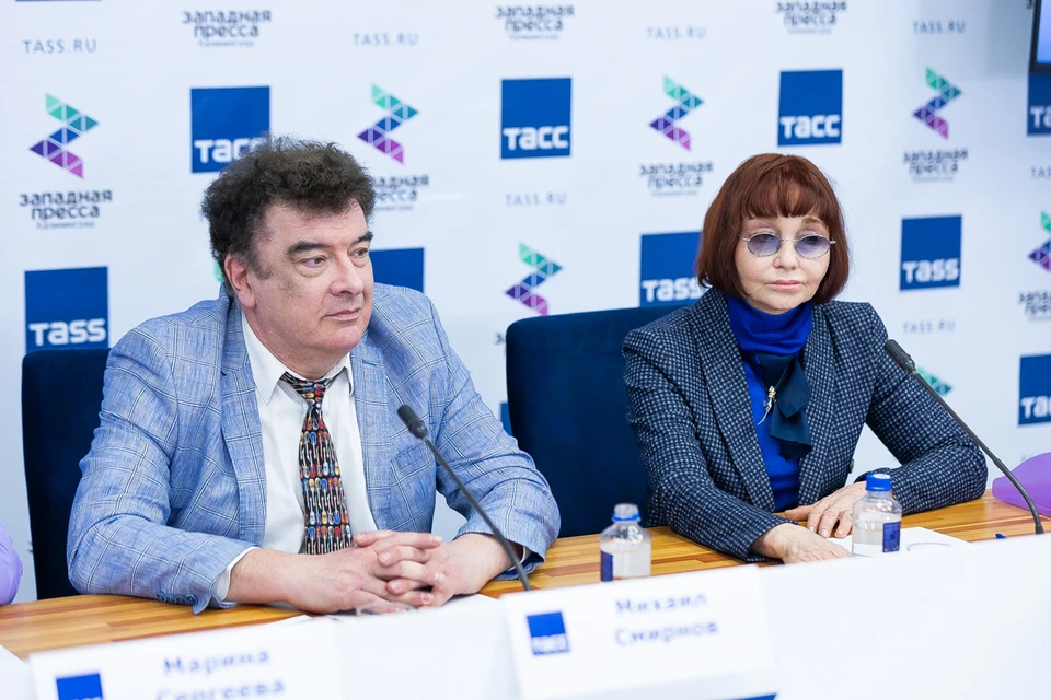 В пресс-конференции приняли участие худрук театра, заслуженный артист России Михаил Смирнов и директора театра, заслуженный работник культуры РФ Алевтина Файзрахманова.