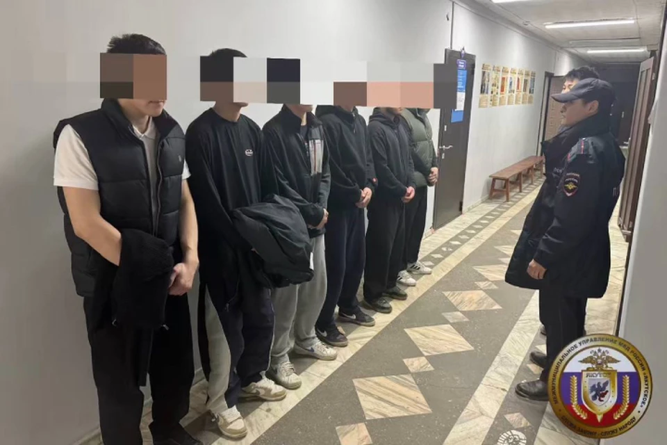 Полицейские выясняют обстоятельства нападения толпы на мужчину в Якутске. Фото: МУ МВД России «Якутское»