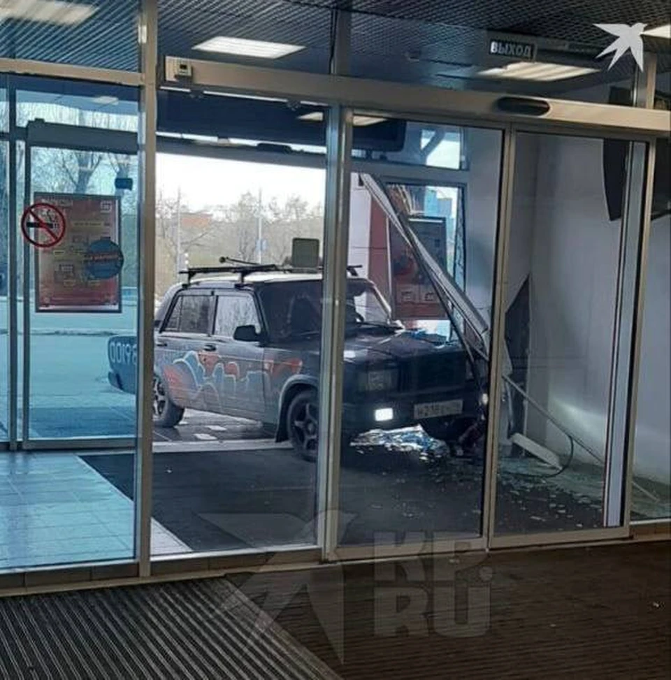 В Екатеринбурге «Лада-2107» въехала в стеклянные двери гипермаркета