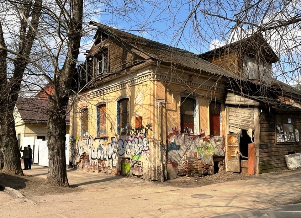 В Калуге разрушается исторический дом начала XX века.