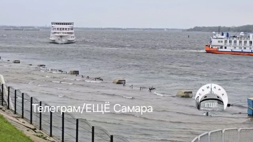 Вода затопила причал. Фото: Евгений Щекин