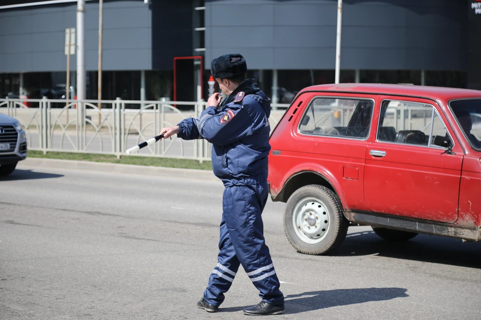 В марте машину остановили сотрудники ГИБДД, которые тщательно проверили водительское удостоверение.