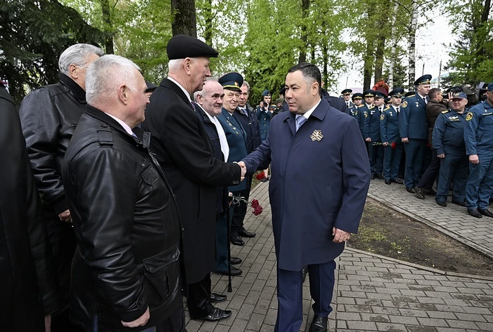 Губернатор поприветствовал ветеранов службы. Фото: ПТО