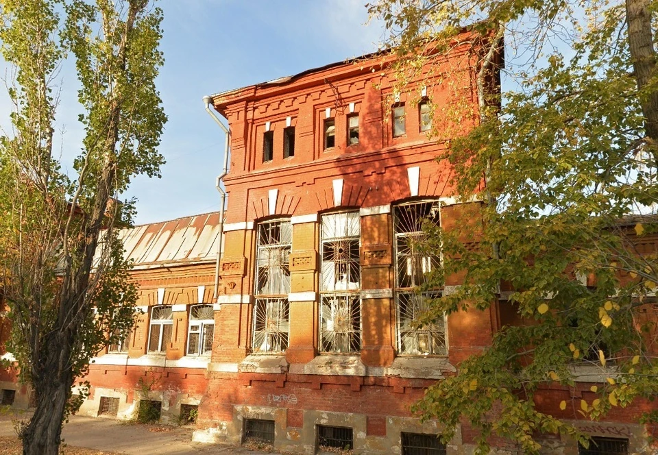 Старинная постройка находится в центре Сызрани - на улице Дзержинского