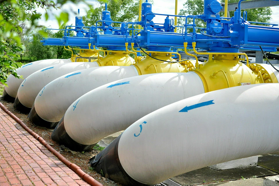 Аналитики связывают сложившуюся ситуацию с падением цен на газ в Европе из-за теплой погоды и стабильных поставок, в то время как на Украине цены росли