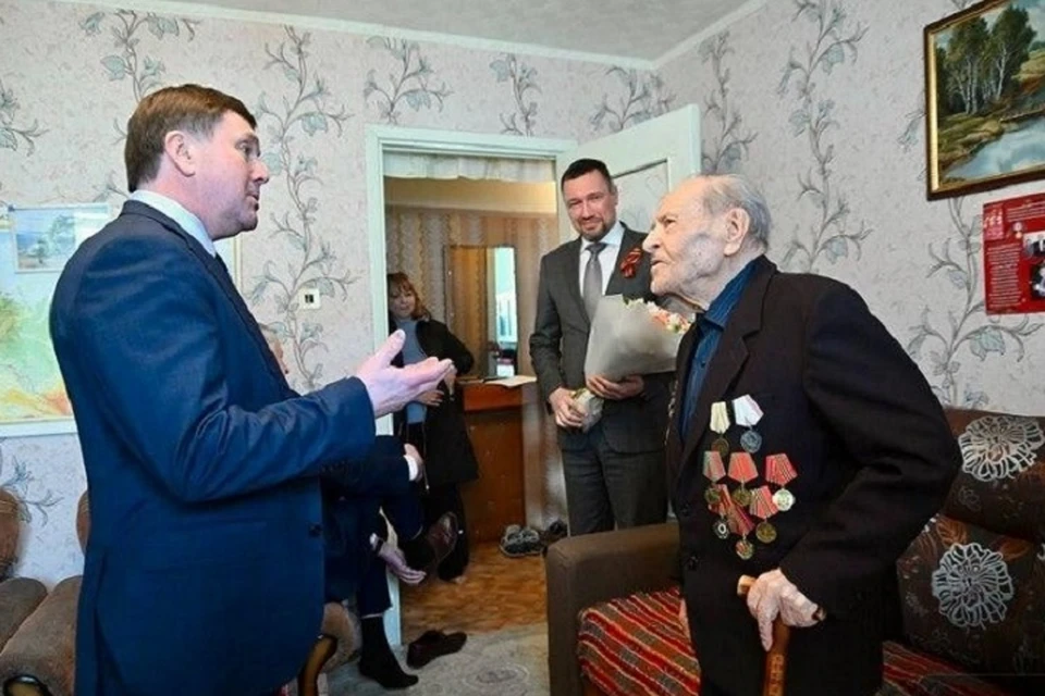Дмитрия Дементьева в торжественной обстановке поздравил первый замгубернатора региона Алексей Шмыков. Фото: Департамент информполитики Свердловской области