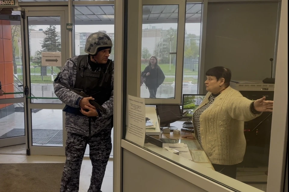 Бойцы отрабатывают задержание условных террористов в школе. Фото: Росгвардия Тверской области.
