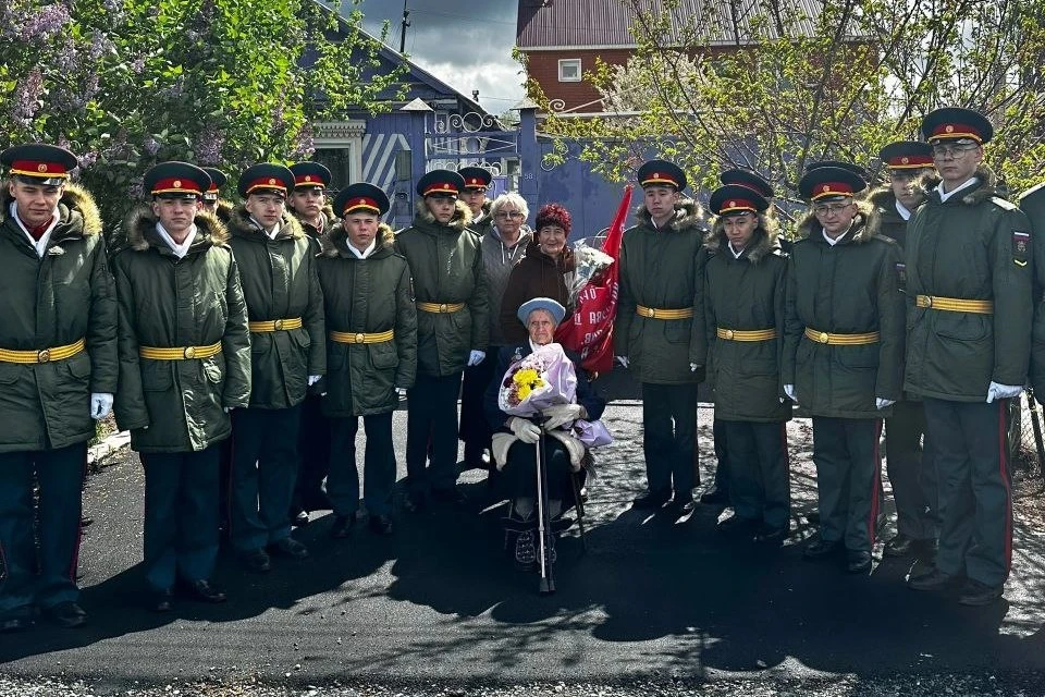 В городе проходит традиционная акция «Славим тебя, ветеран!».