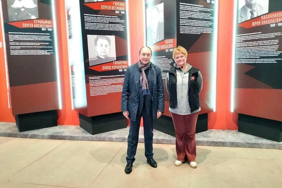 Вячеслав Никонов с экскурсоводом Лирой Пастернак на выставке «Мы защищаем свой родной дом». Фото предоставлено музеем.