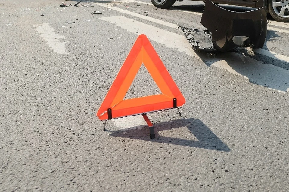 Мужчина на самокате врезался в припаркованную машину в Саратове