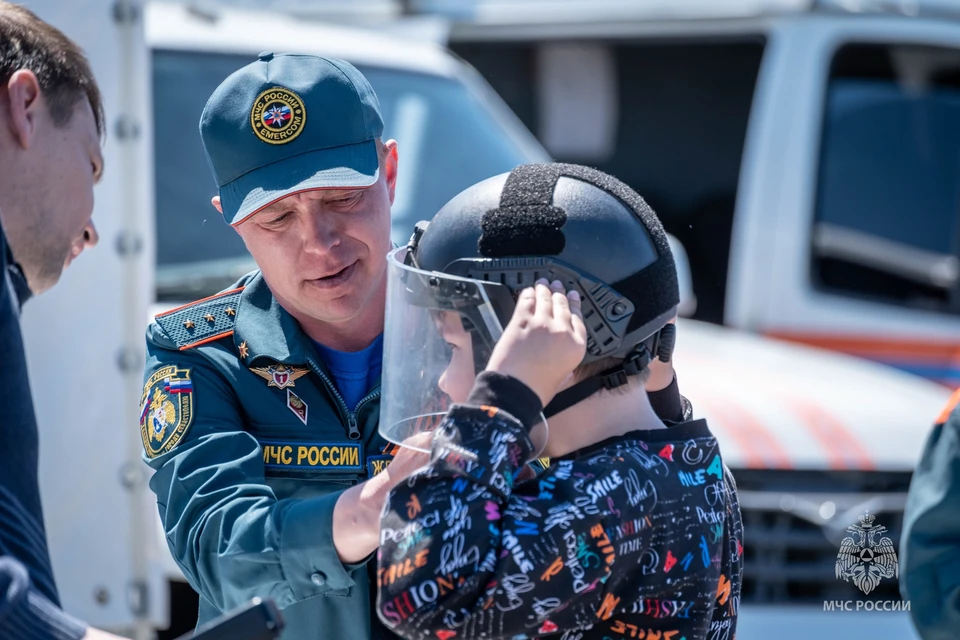 Каждый смог на минуту побыть спасателем или пожарным. Фото: 92.mchs.gov.ru