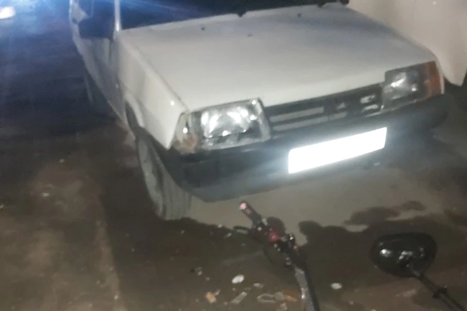 В Саратове мужчина врезался на самокате в машину и попал в больницу.
