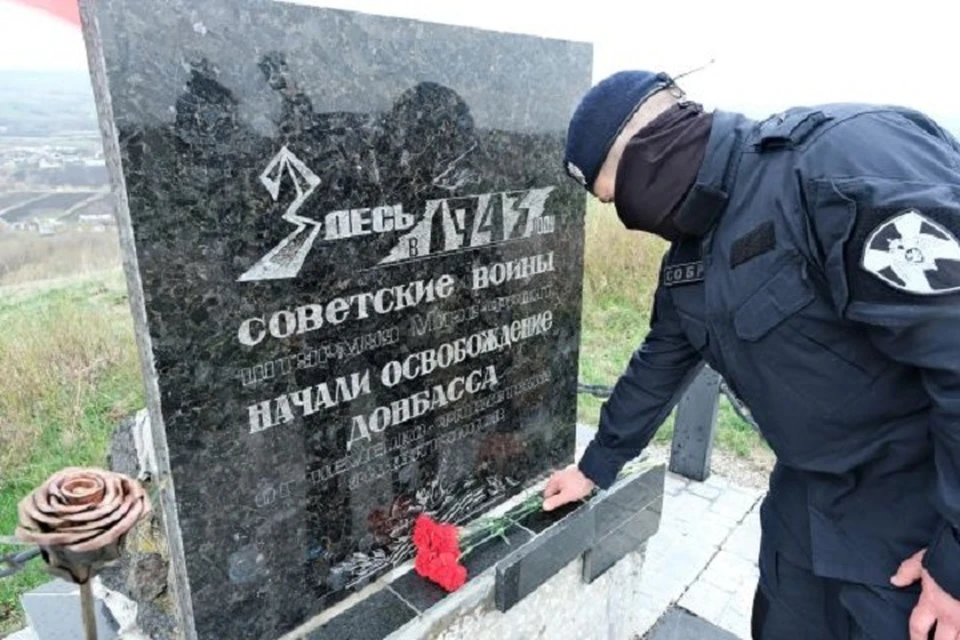 Сотрудники Росгвардии возложили цветы и почтили память павших героев минутой молчания. Фото: Росгвардия