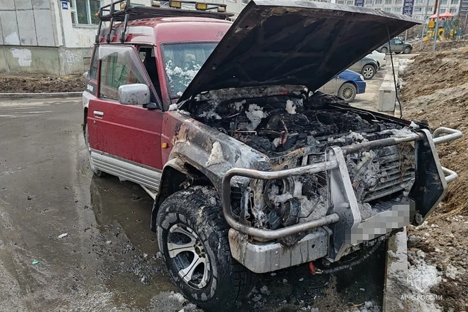 Пожар во дворе жилого дома произошел в Магадане Фото: МЧС Магаданской области