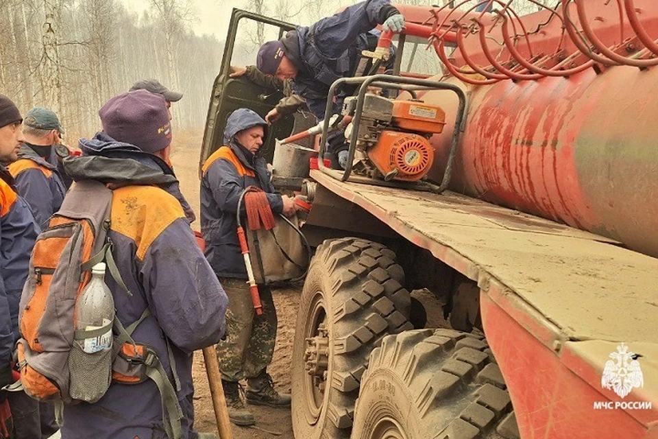 Спасатели потушили больше 65 километров кромки огня