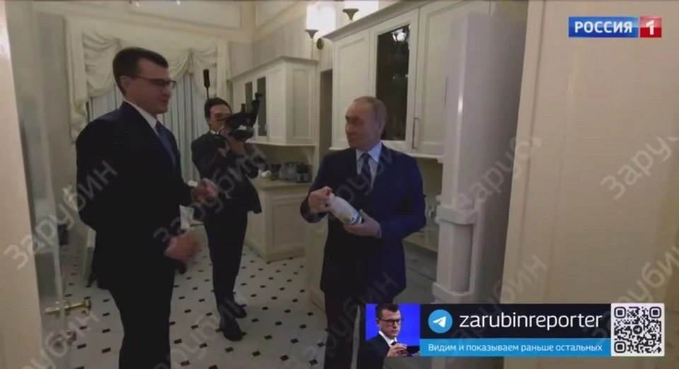 Владимир Путин держит в холодильнике кефир от производителя из Рязани. Фото: кадр из видео.