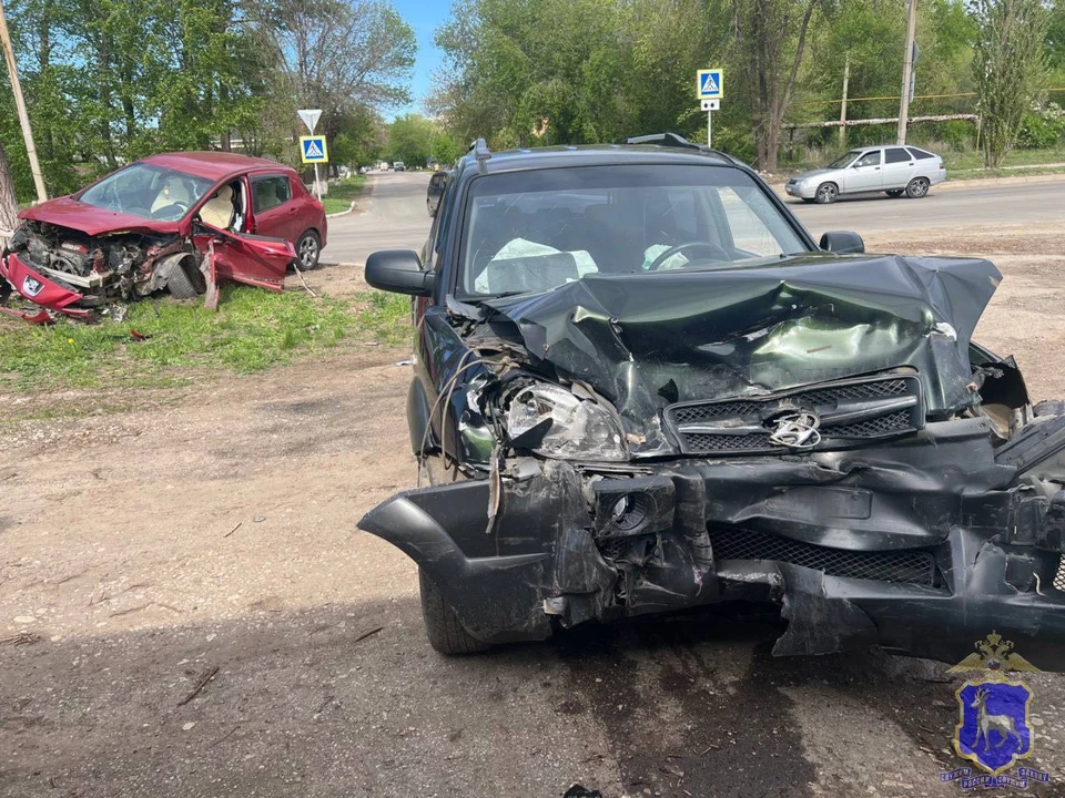 Женщина-водитель одного из автомобилей получила травмы, с места ДТП ее отправили в больницу