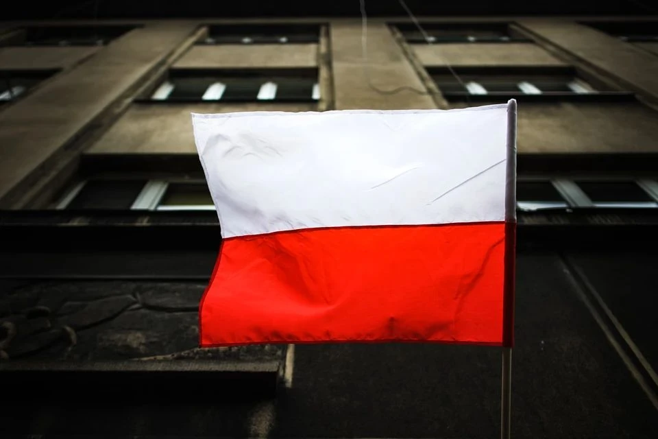 Активисты приклеили себя к мосту в знак протеста: центр крупного города перекрыт