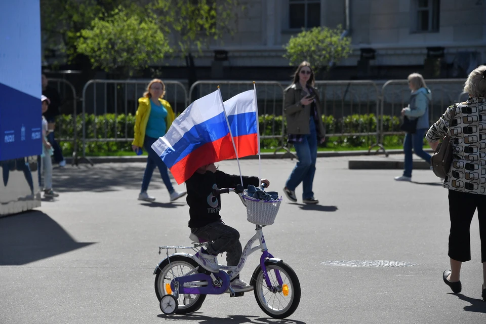 Депутат Нилов назвал дополнительные выходные между майскими ударом по экономике