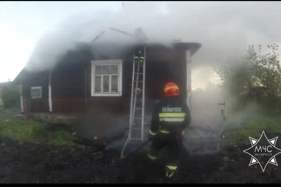 Сотрудники МЧС спасли пять детей при пожаре в жилом доме под Пинском. Фото: скриншот с видео МЧС Беларуси