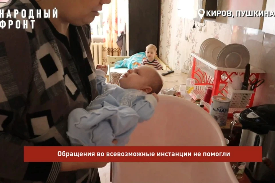 Чтобы искупать малышей, нужно греть воду в чайниках и кастрюлях. А посуду жильцы моют холодной водой.
