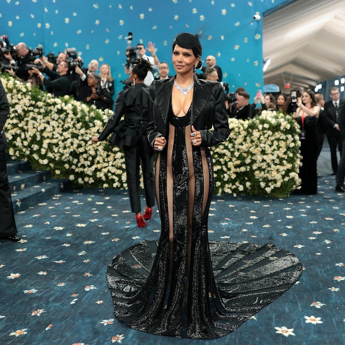 Рабыня черная Самые яркие образы Met Gala 2025: Ким Кардашьян в коже и шляпе, Мадонна в  костюме колонизатора, Холли Берри в полуголом платье и пугающий Джордан Роф  - KP.RU